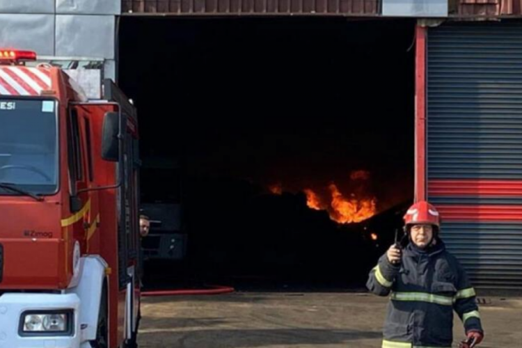 Kocaeli'de geri d&ouml;n&uuml;ş&uuml;m fabrikasında yangın