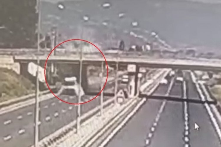 Bursa'da a&ccedil;ık unutulan damperin k&ouml;pr&uuml;ye &ccedil;arptığı kaza kamerada