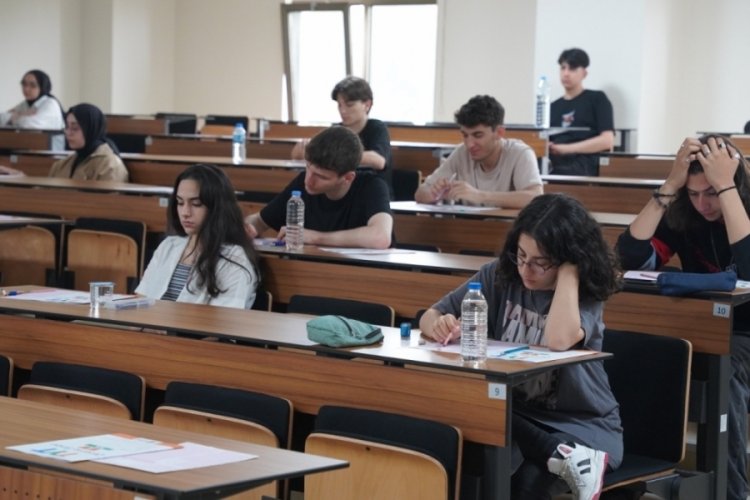 Bursa'da gen&ccedil;ler YKS provasında ter d&ouml;kt&uuml;