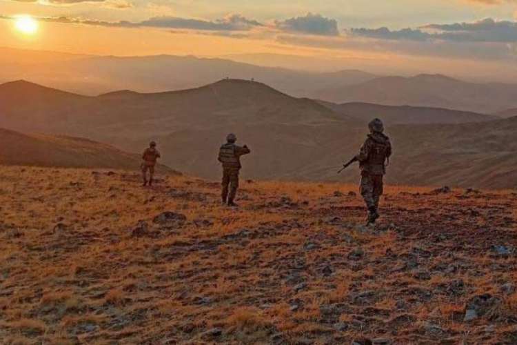 Yunanistan sınırında 5 kişi yakalandı