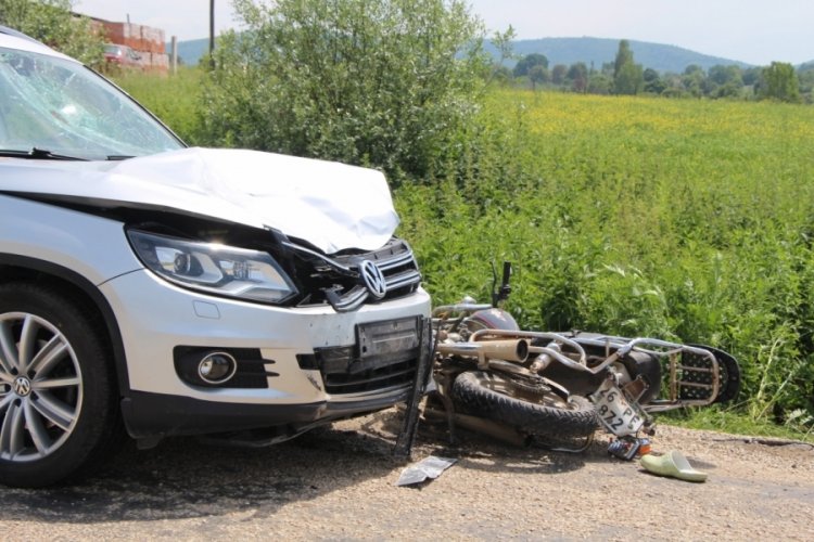 Pazaryeri-Bursa&nbsp;kara yolunda otomobille motosiklet &ccedil;arpıştı