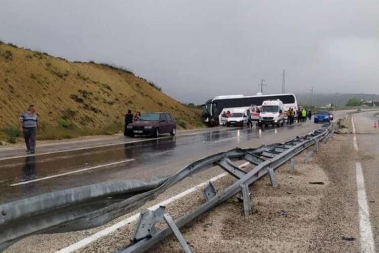 Antalya'da şarampole d&uuml;şen yolcu otob&uuml;s&uuml;nde 10 kişi yaralandı