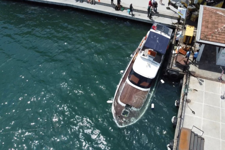 İstanbul'da su alan yat battı