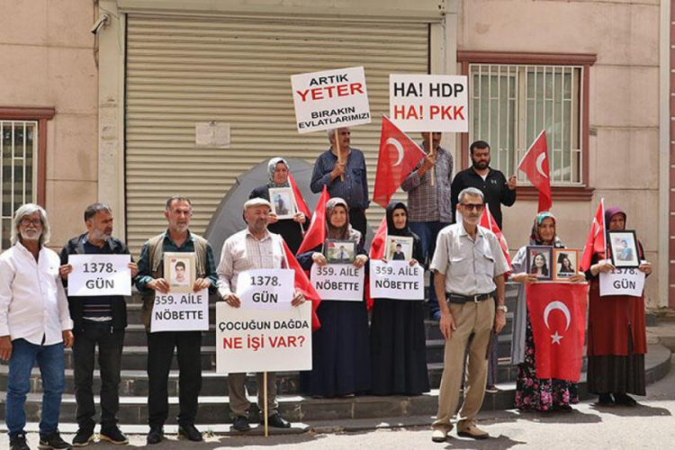 Diyarbakır'da evlat n&ouml;beti 1378 g&uuml;nd&uuml;r s&uuml;r&uuml;yor