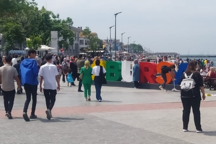 Bursalılar Mundanya'da g&uuml;zel havanın tadını &ccedil;ıkardı