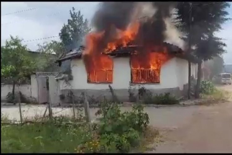 Amasya'da yalnız yaşayan kadının evi yangında k&uuml;le d&ouml;nd&uuml;