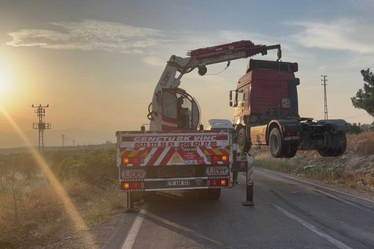 Kilis'te kamyonet ile tır &ccedil;arpıştı: 3 kişi ağır yaralı