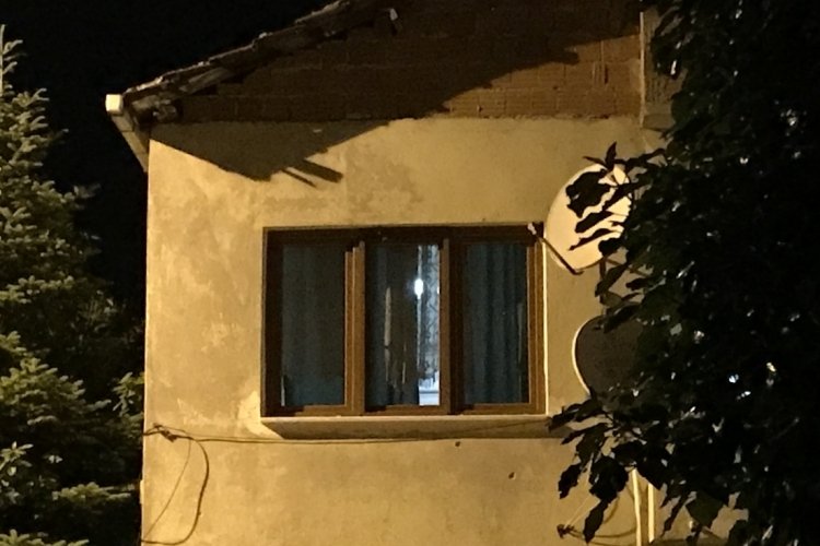 Kocaeli'nde evin duvarlarına isabet eden mermiler ekipleri harekete ge&ccedil;irdi