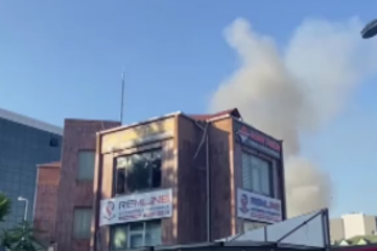 İstanbul'da işyerinin &ccedil;atısında yangın &ccedil;ıktı!