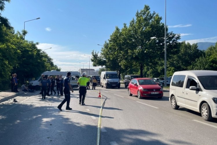 Bursa'da iş&ccedil;i servisi ile otomobil &ccedil;arpıştı: &Ouml;l&uuml; ve yaralılar var