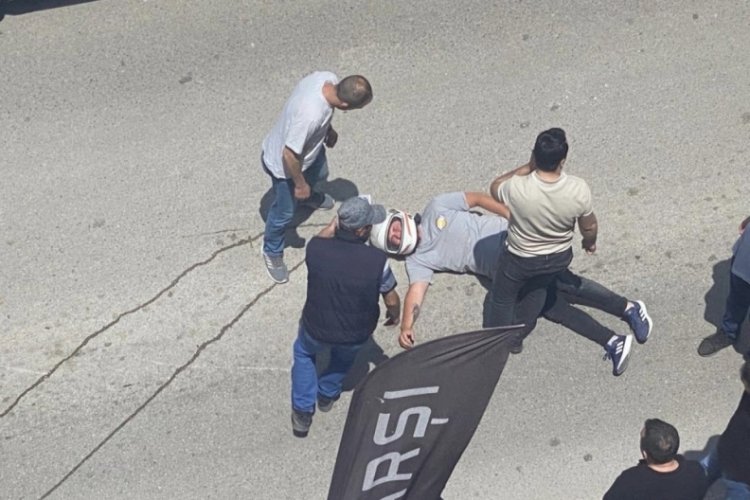Bursa'da otomobil ile &ccedil;arpışan motosiklet s&uuml;r&uuml;c&uuml;s&uuml; yaralandı