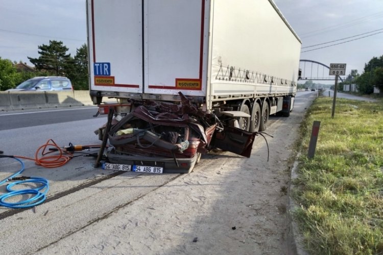 Sakarya'da feci kaza, tıra ok gibi saplandı: 1 &ouml;l&uuml;