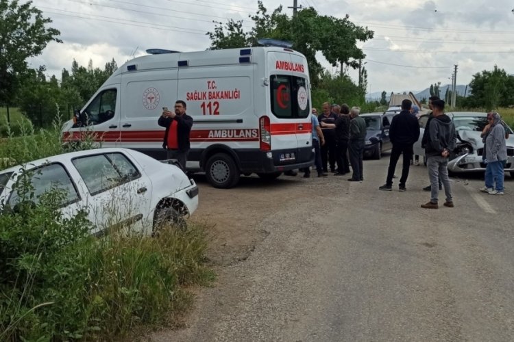 Konya'da iki otomobil &ccedil;arpıştı: 4 yaralı