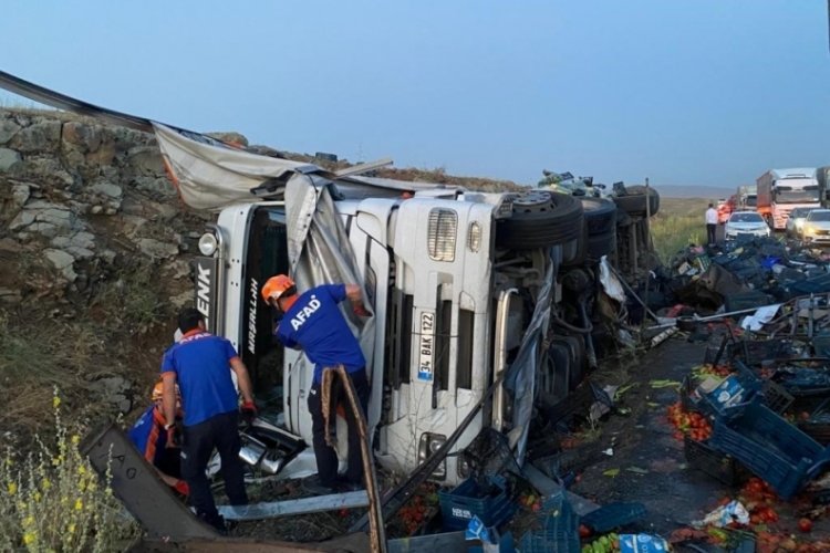 Kamyona arkadan gelen tır &ccedil;arptı: 1 &ouml;l&uuml;, 2 yaralı