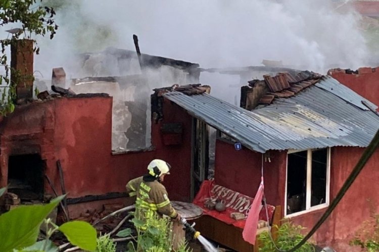 Balıkesir'de &ccedil;ıkan yangın, evi kullanılamaz hale getirdi
