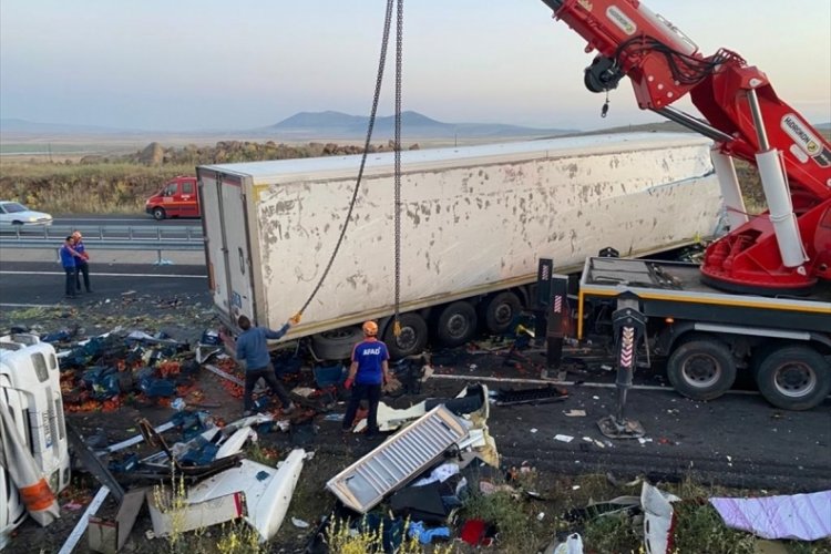 Diyarbakır'da kamyonun park halindeki kamyona &ccedil;arpması sonucu 1 kişi &ouml;ld&uuml;