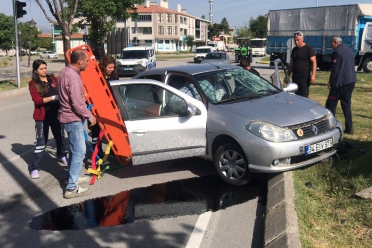 Otomobilin &ccedil;arptığı bisiklet s&uuml;r&uuml;c&uuml;s&uuml; yaşamını yitirdi