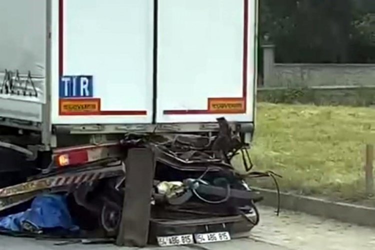 Sakarya'da tıra &ccedil;arpan otomobilin s&uuml;r&uuml;c&uuml;s&uuml; hayatını kaybetti