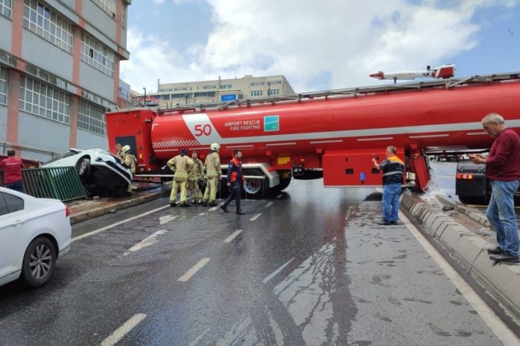 İstanbul'da yangına m&uuml;dahaleye gelen su tankeri otomobile &ccedil;arptı