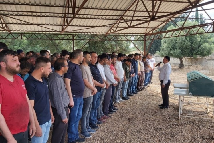 Aracın &ccedil;arptığı bisikletten d&uuml;şerek &ouml;len Emircan son yolculuğuna uğurlandı