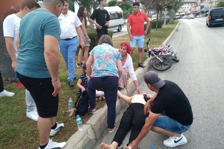 Antalya'da motosiklet, yaya ge&ccedil;idinde turist anne ile kızına &ccedil;arptı