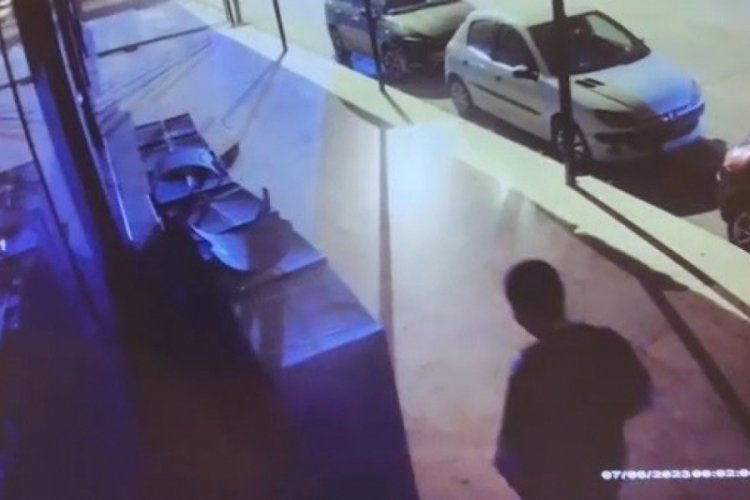 Bursa'da 2 koli sandalyeyi &ccedil;alarken kameralara yakalandı