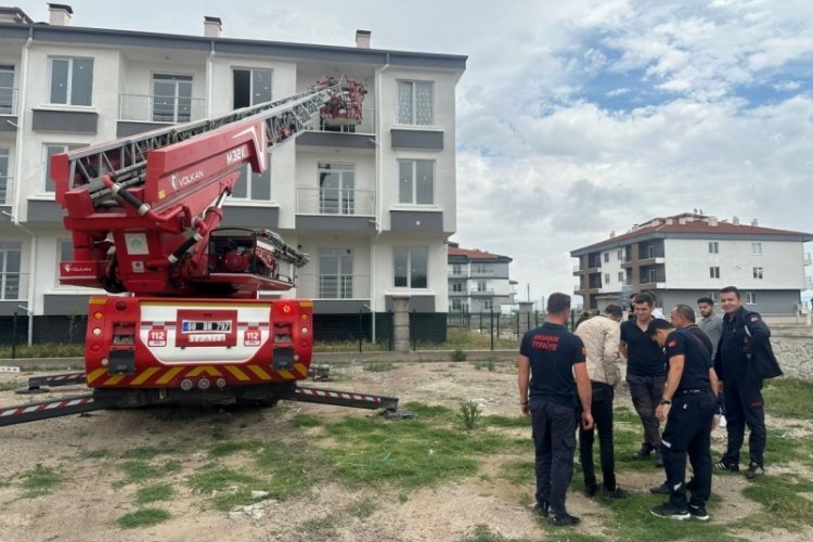 Rezidansta alıkonulan kadın pencereden kurtarıldı