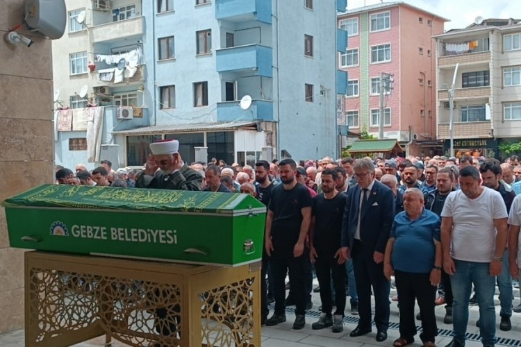 Evin camını silerken d&uuml;ş&uuml;p yaşamını yitirmişti, son yolculuğuna uğurlandı