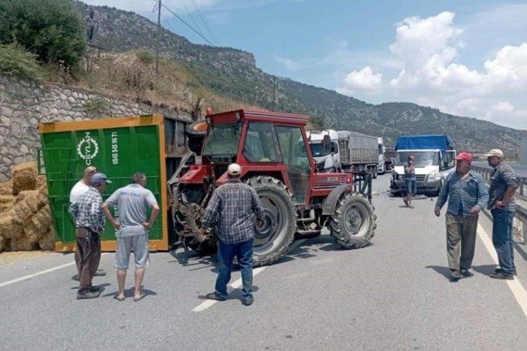 Aydın S&ouml;ke'de saman y&uuml;kl&uuml; trakt&ouml;r devrildi