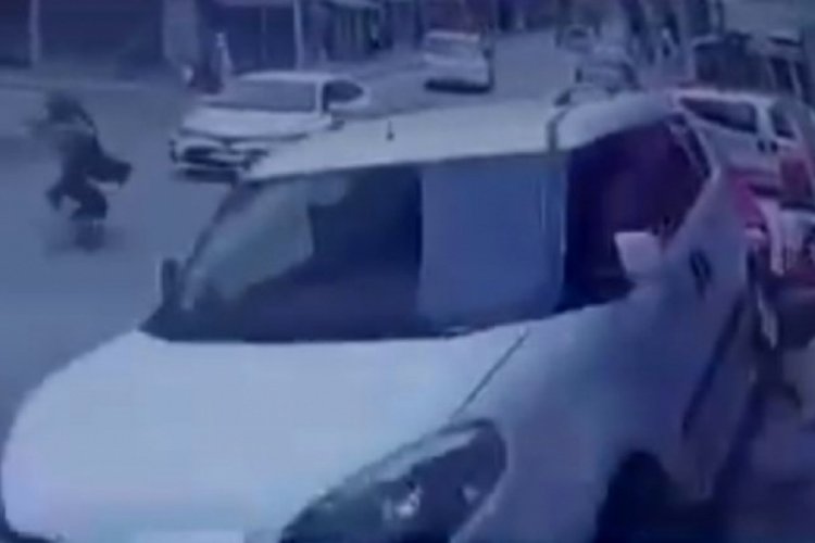 Hafif ticari ara&ccedil; geri ka&ccedil;tı, 2 kişiyi ezdi
