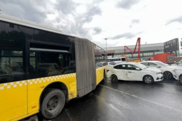 İstanbul'da İETT otob&uuml;s&uuml; 6 araca &ccedil;arptı