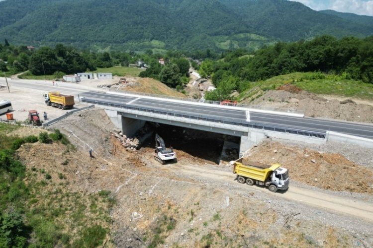 Sel afetinde &ccedil;&ouml;ken yola 35 metre uzunluğunda k&ouml;pr&uuml; yapıldı