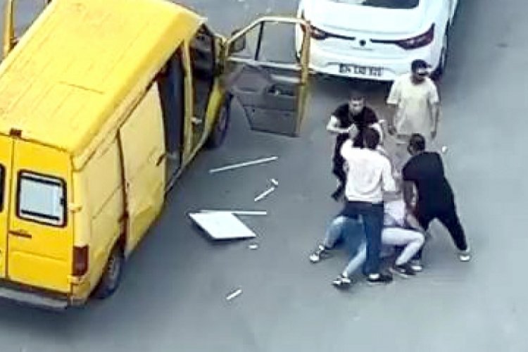 İstanbul'da trafikte yol verme kavgası kameralara yansıdı
