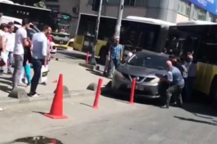 İstanbul'da hatalı park yapan s&uuml;r&uuml;c&uuml; trafiği kilitledi
