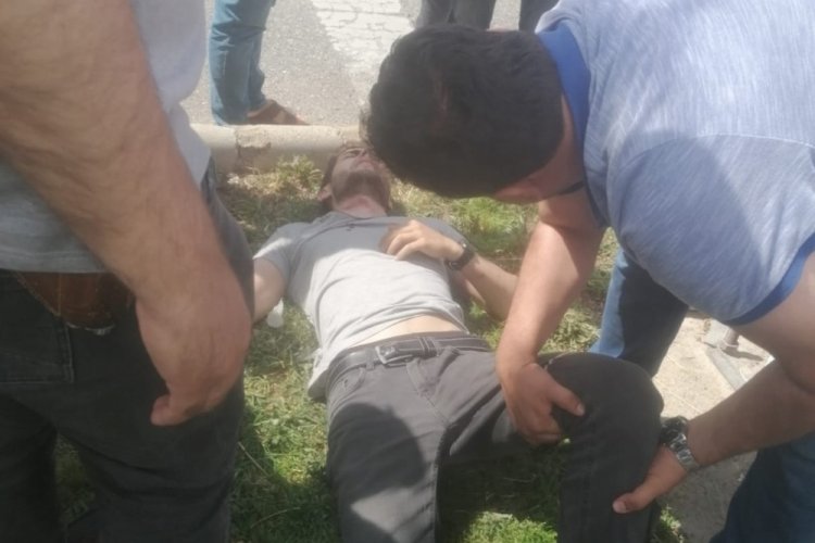 Motosiklet, yolun karşısına ge&ccedil;meye &ccedil;alışan polise &ccedil;arptı
