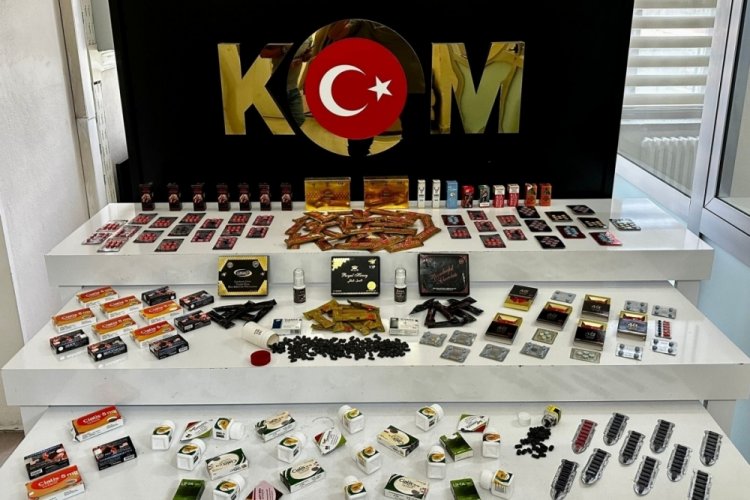 Denizli'de ka&ccedil;ak cinsel ila&ccedil;, alkol ve t&uuml;t&uuml;n&uuml; satamadan yakalandılar