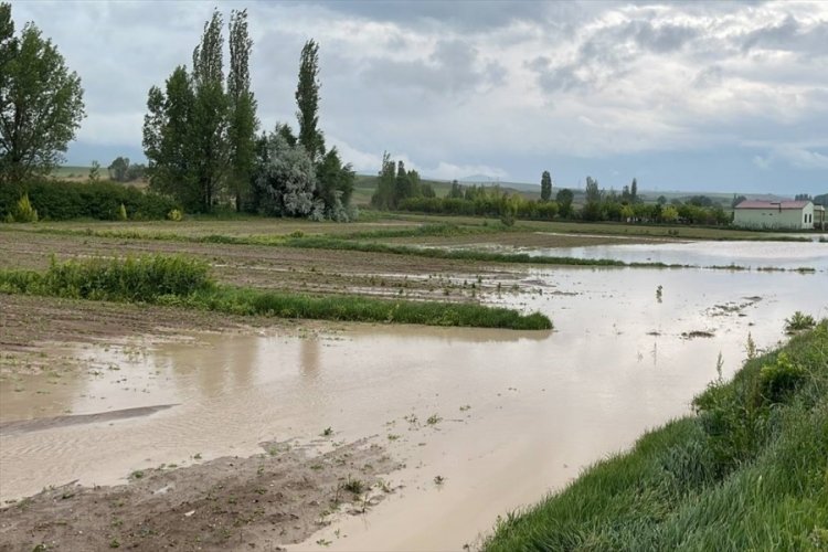 Kayseri'de sağanak sonucu dere taştı