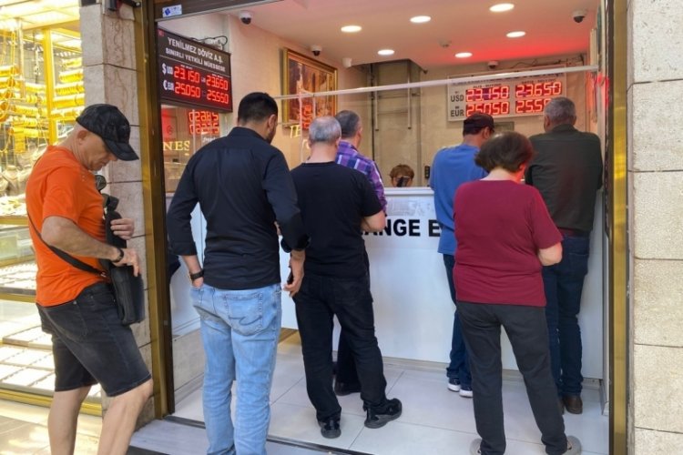 Bursa'da d&ouml;viz b&uuml;rolarındaki hareketlilik azaldı: Alım satım oranı dengeli