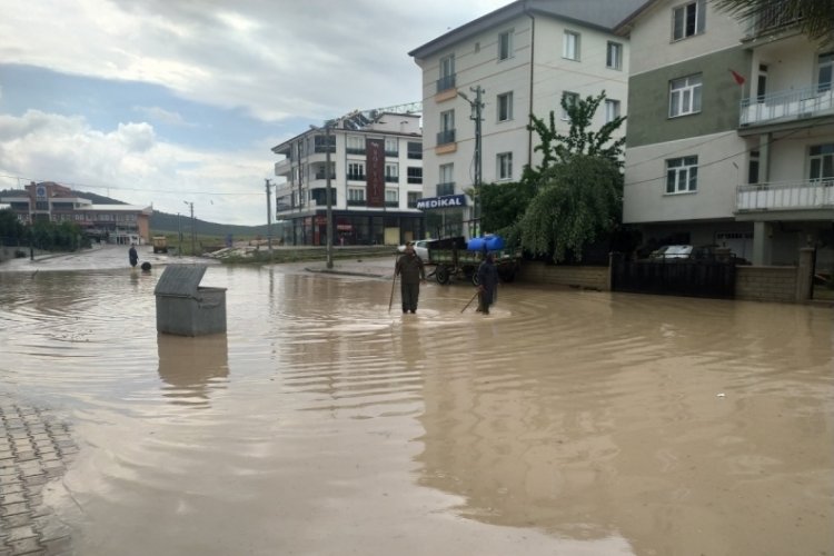 Konya Beyşehir'de yollar g&ouml;le d&ouml;nd&uuml;