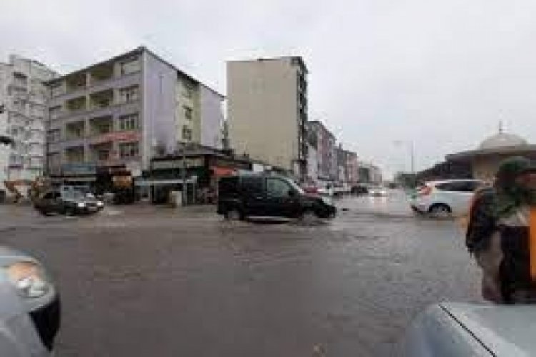 Kars'ta cadde ve sokaklar sular altında kaldı! Vatandaşlar zor anlar yaşadı