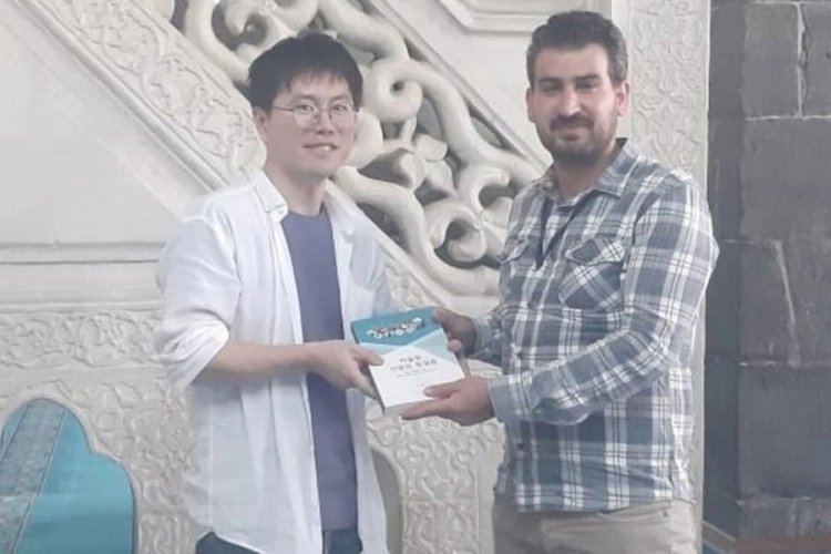 G&uuml;ney Koreli turist, gezmeye geldiği Diyarbakır'da M&uuml;sl&uuml;man oldu
