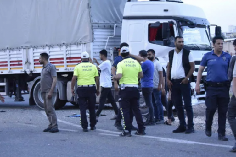 Şanlıurfa'da tarım iş&ccedil;ilerinin olduğu minib&uuml;s ile TIR &ccedil;arpıştı! 19 yaralı