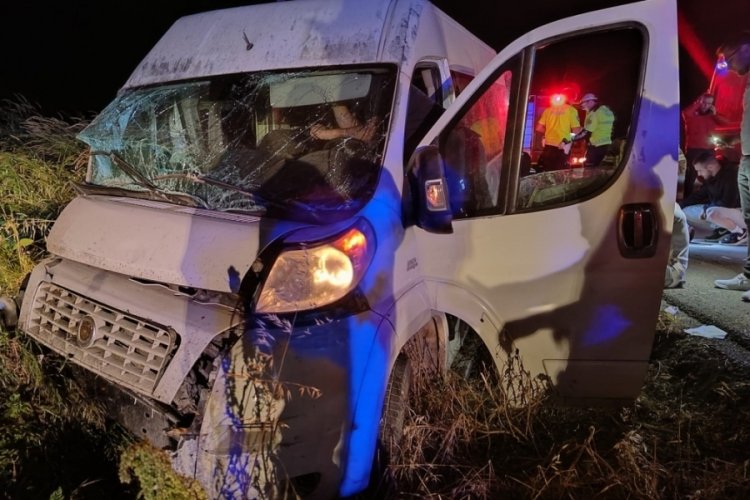 Balıkesir'de lastiği patlayan servis aracı şarampole yuvarlandı: &Ccedil;ok sayıda yaralı var