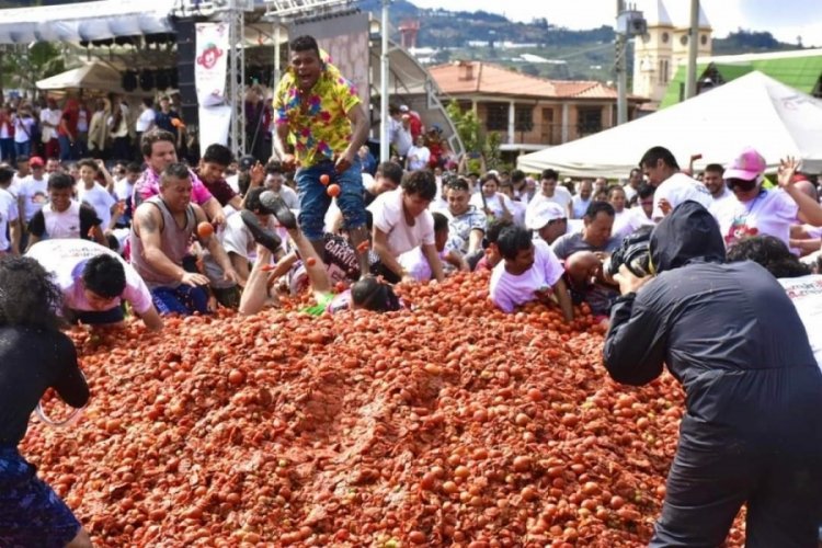 Kolombiya'daki domates festivalinde 40 ton domates kullanıldı