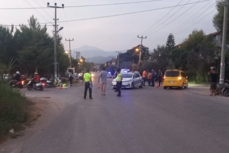 Fethiye'de minib&uuml;s, motosiklete &ccedil;arptı; 1&ouml;l&uuml;