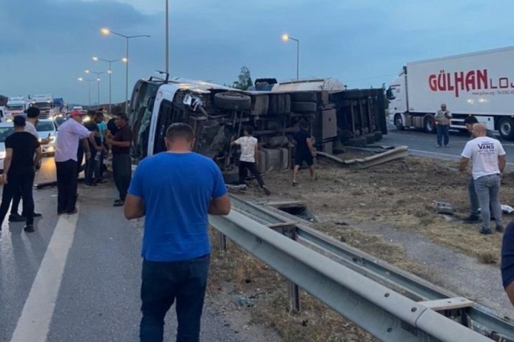 Mersin'de 9 ara&ccedil; birbirine girdi: Yaralılar var