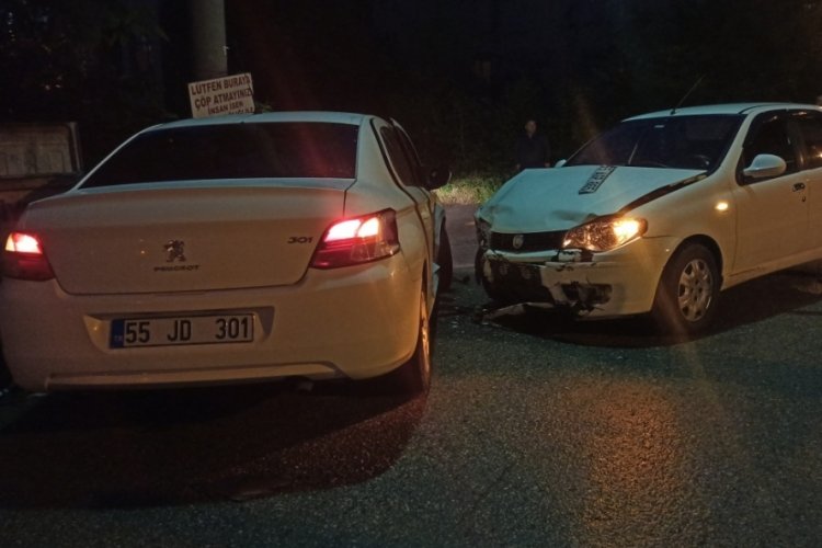 Samsun'da iki otomobil &ccedil;arpıştı: 2 yaralı