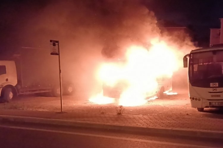Kocaeli'de park halindeki servis midib&uuml;s&uuml; alev alev yandı