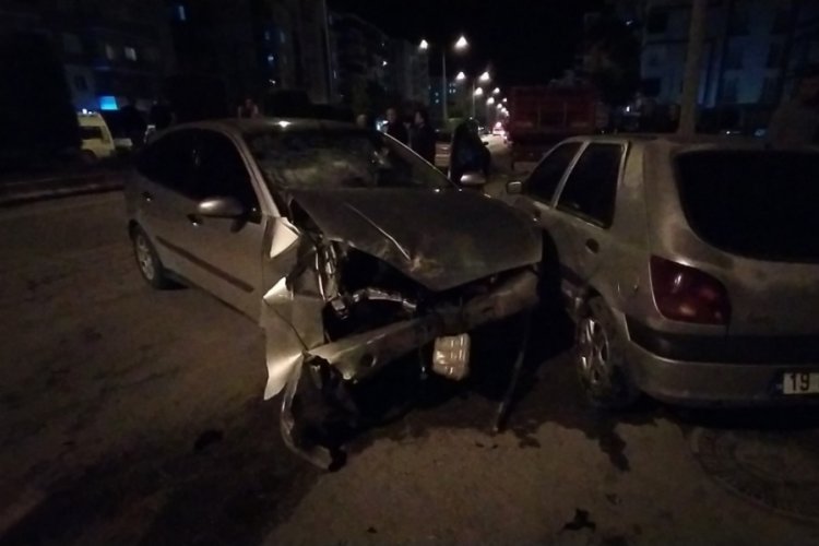 Kontrolden &ccedil;ıkan ara&ccedil; park halindeki 4 araca &ccedil;arptı