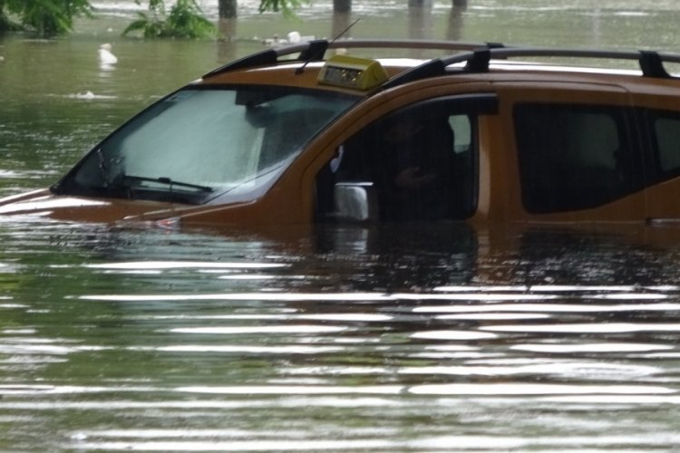 Samsun'da taksici selde mahsur kaldı